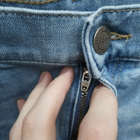 Loft Women's 27 Floral Blue Cut-Off Jean Shorts 32.5" 2.75" 8.75" - Picture 4 of 10